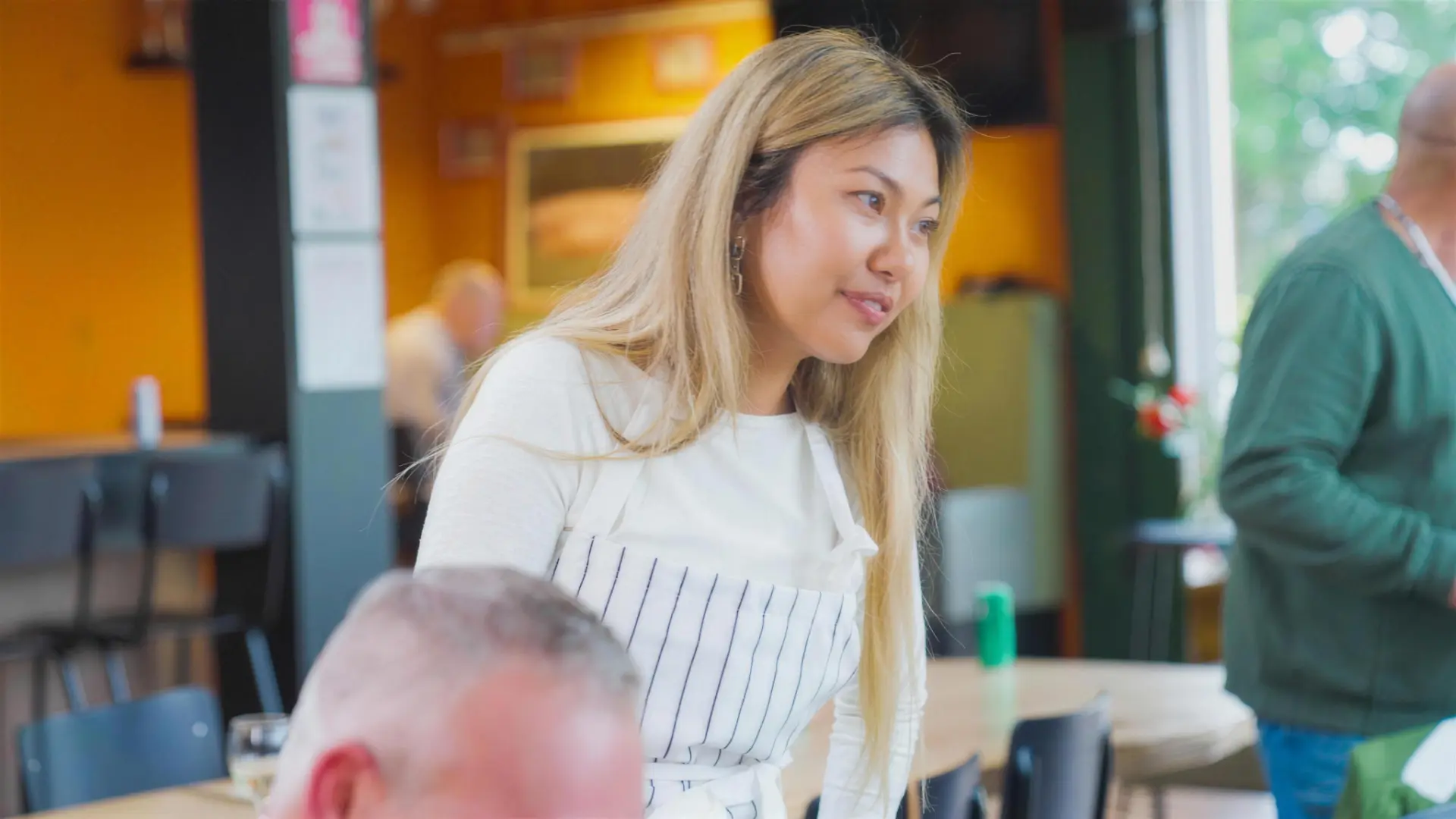 May in gesprek met dorpsgenoten aan tafel
