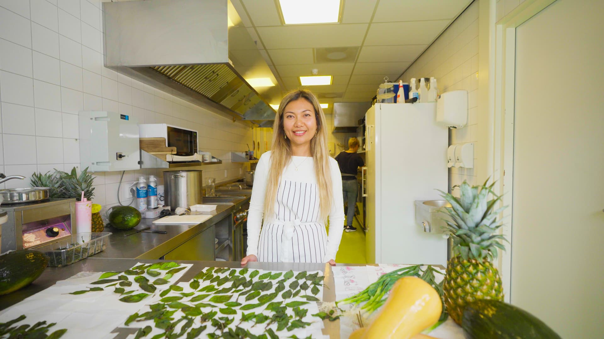 May aan het werk in de keuken van De Gaveborg