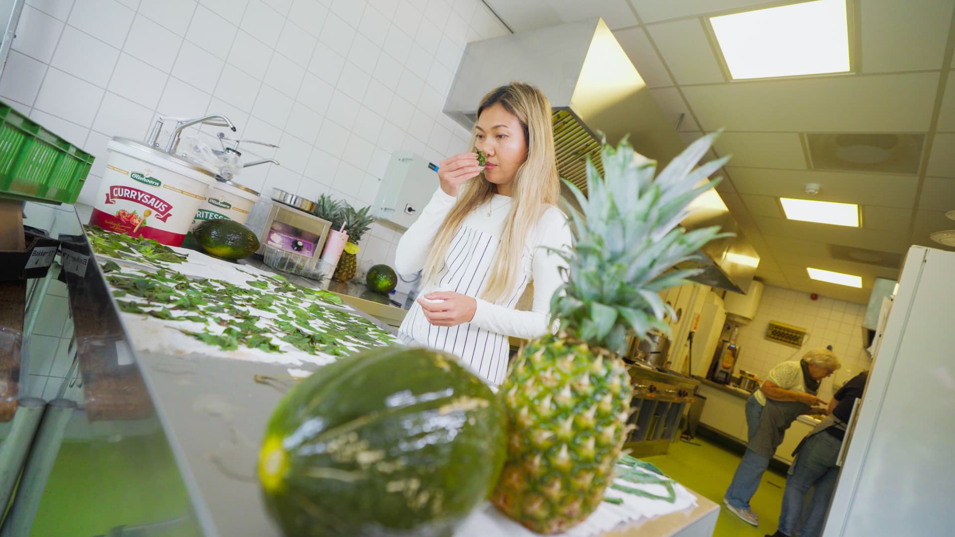 May ruikt aan verse kruiden uit de moestuin