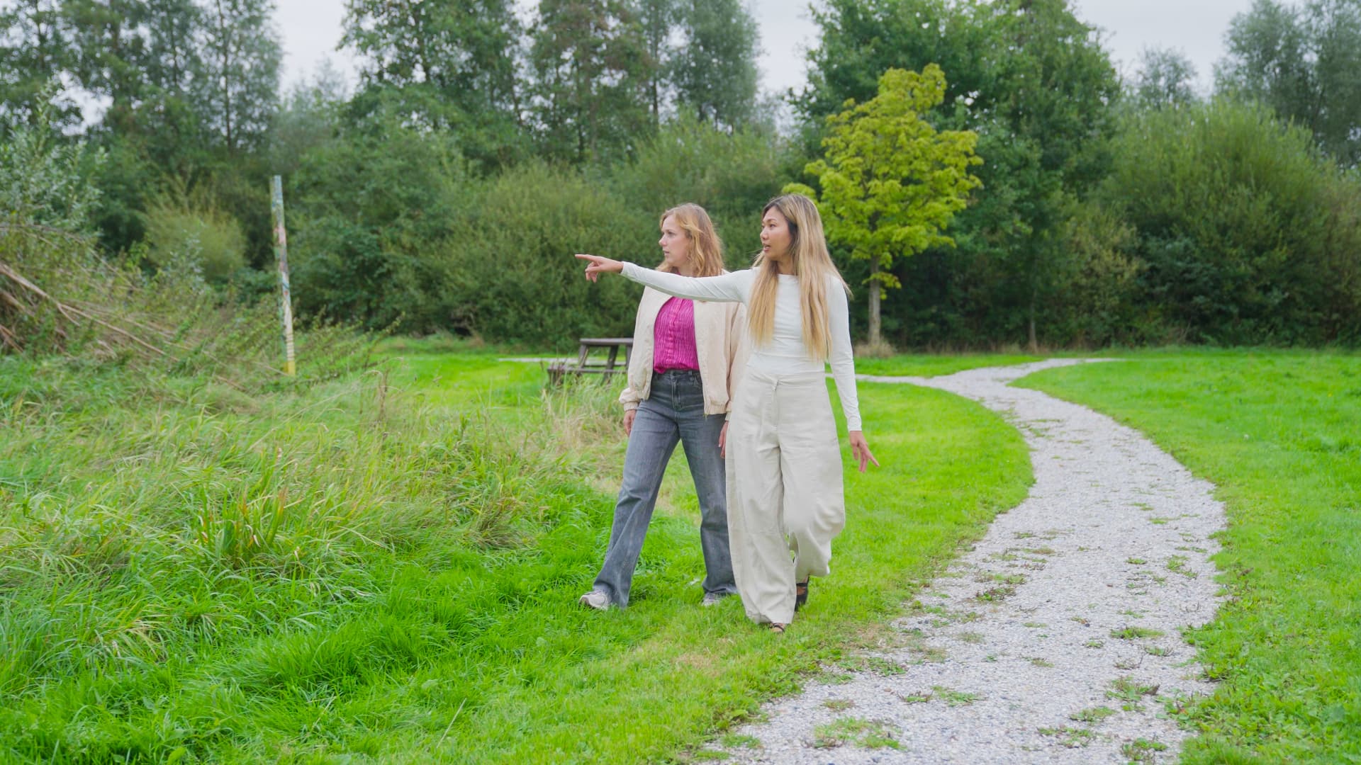 May en Henriëtte lopen over het stuk grond waar de moestuin moet komen