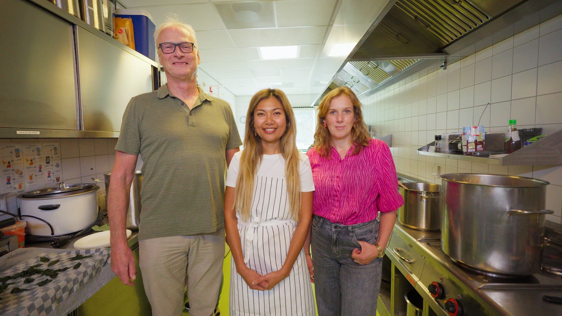 May, Henriëtte en een adviseur van Katalys in de keuken