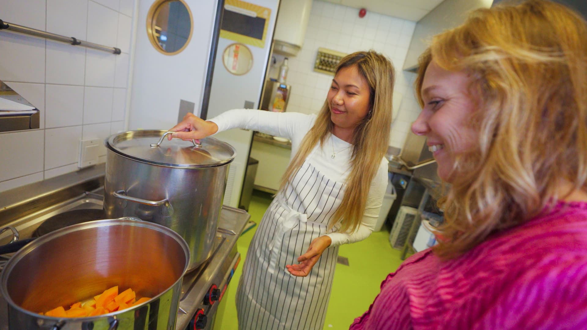 May en Henriëtte samen aan het koken in de keuken