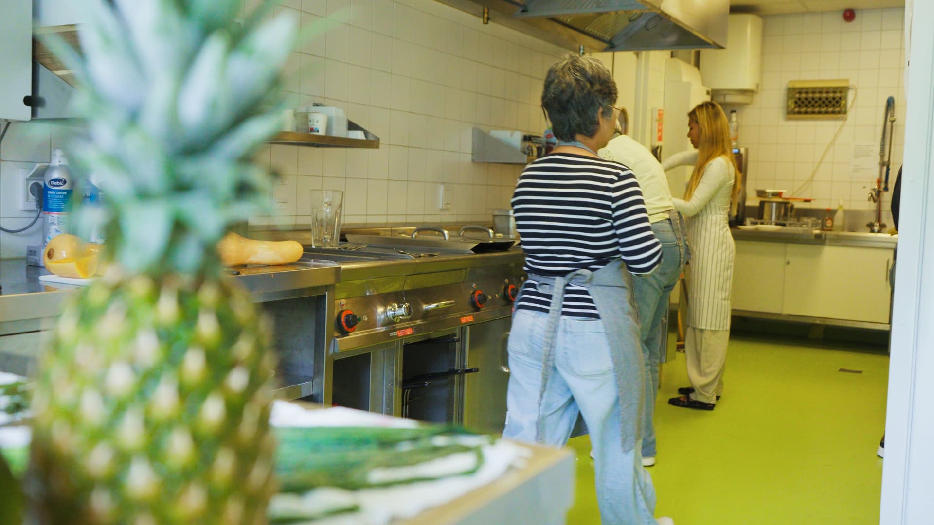 Vrijwilligers aan het werk in de keuken van De Gaveborg