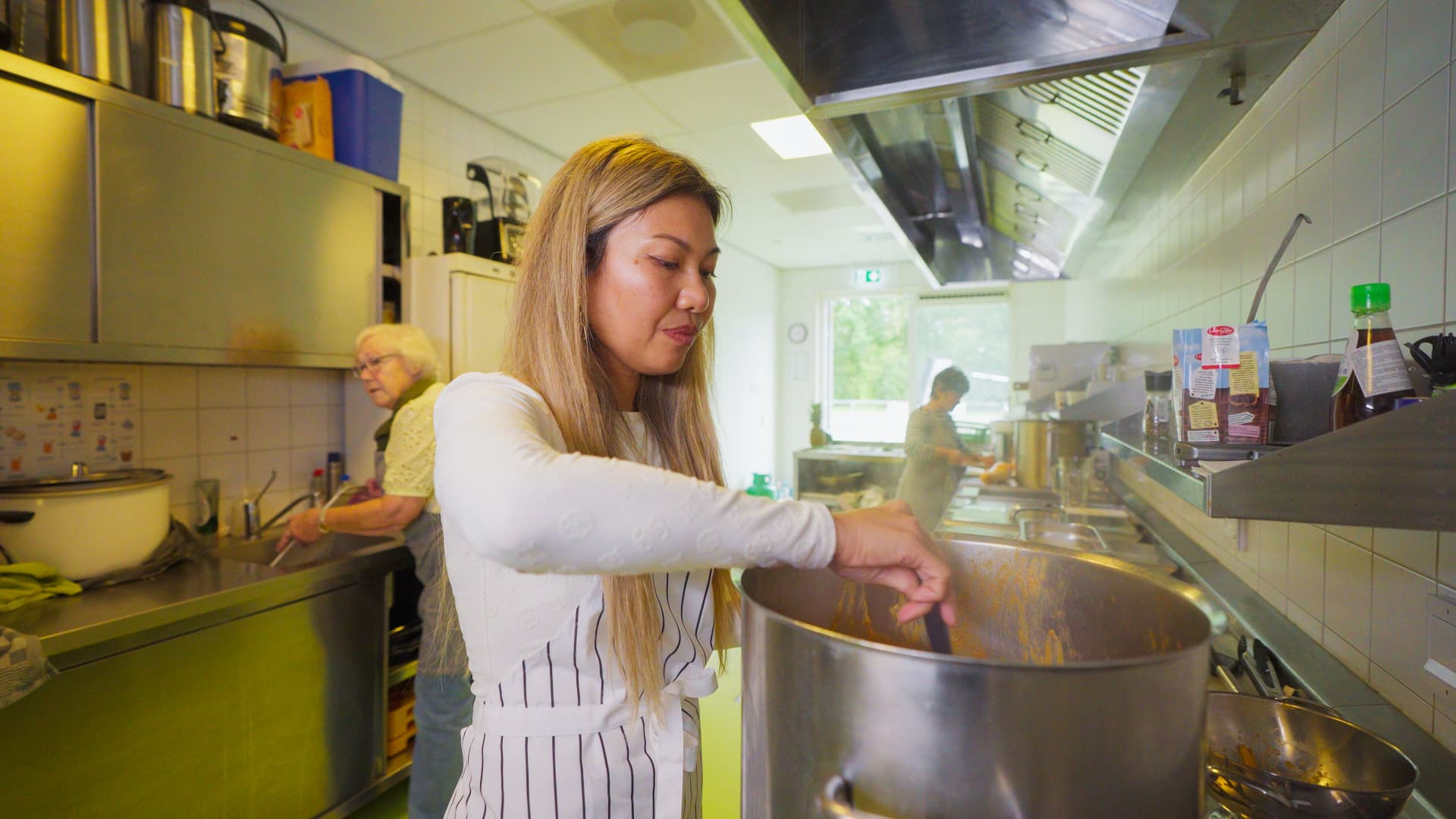 Vrijwilligers aan het werk in de keuken